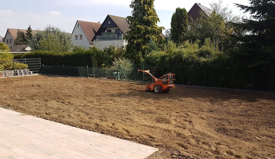 Boden für die Rasensaat vorbereiten